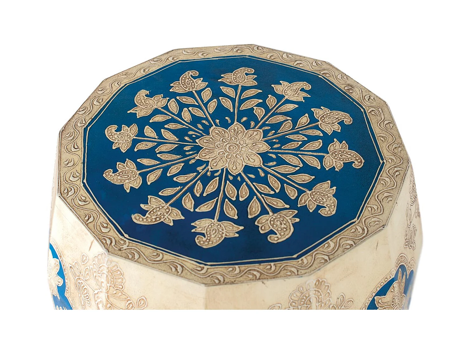 Kruk in etnische stijl, gemaakt van mangohout en met de hand beschilderd