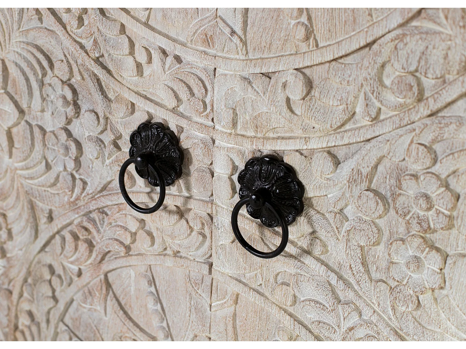 Armoire en bois de manguier avec portes sculptées de style ethnique