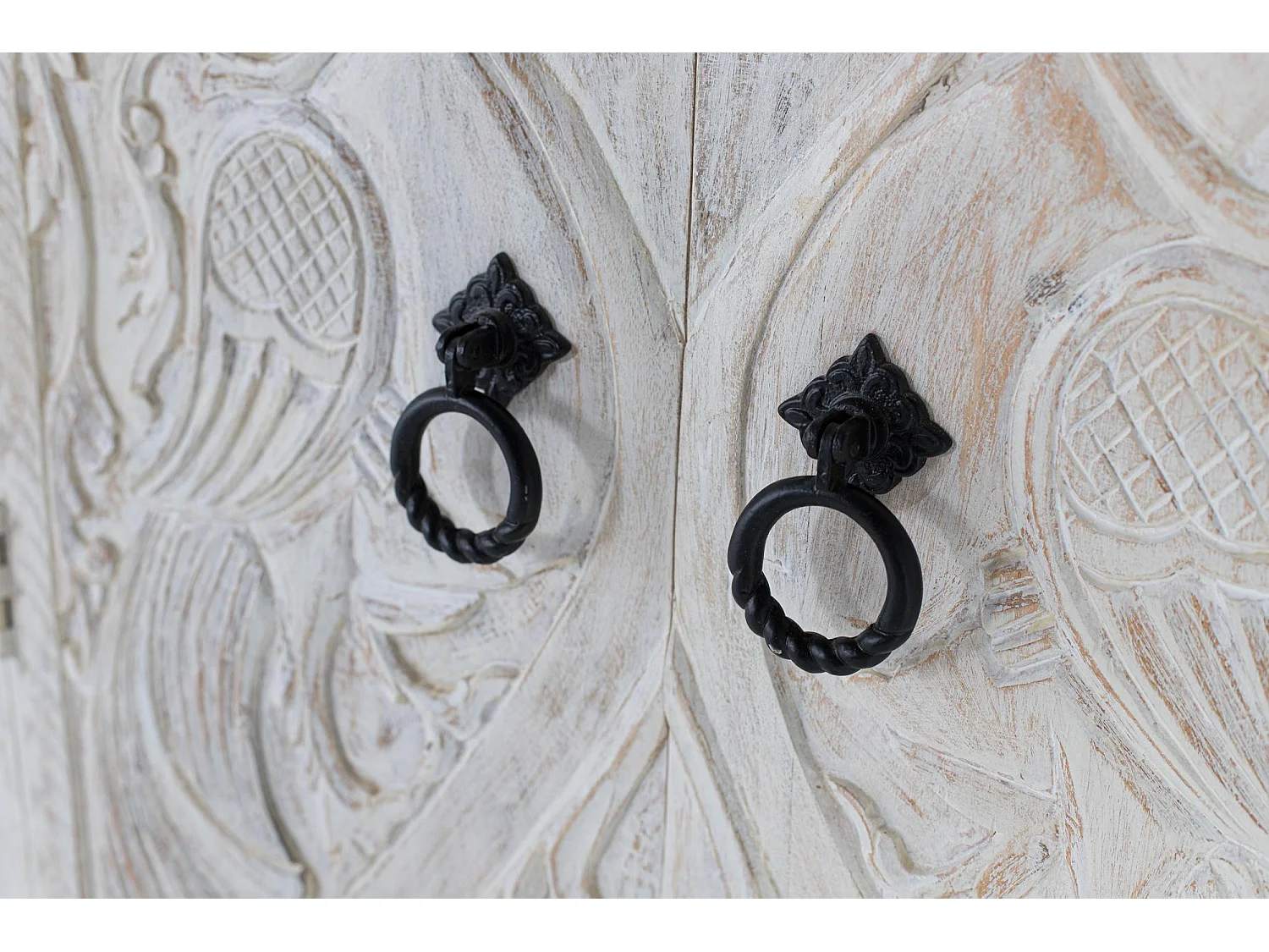 Armoire en bois de manguier avec portes sculptées de style ethnique