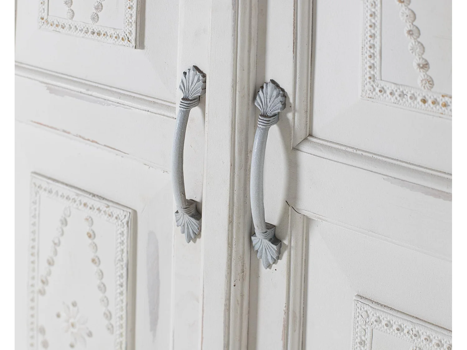 Garderobe med to dører, håndlaget av mangotre