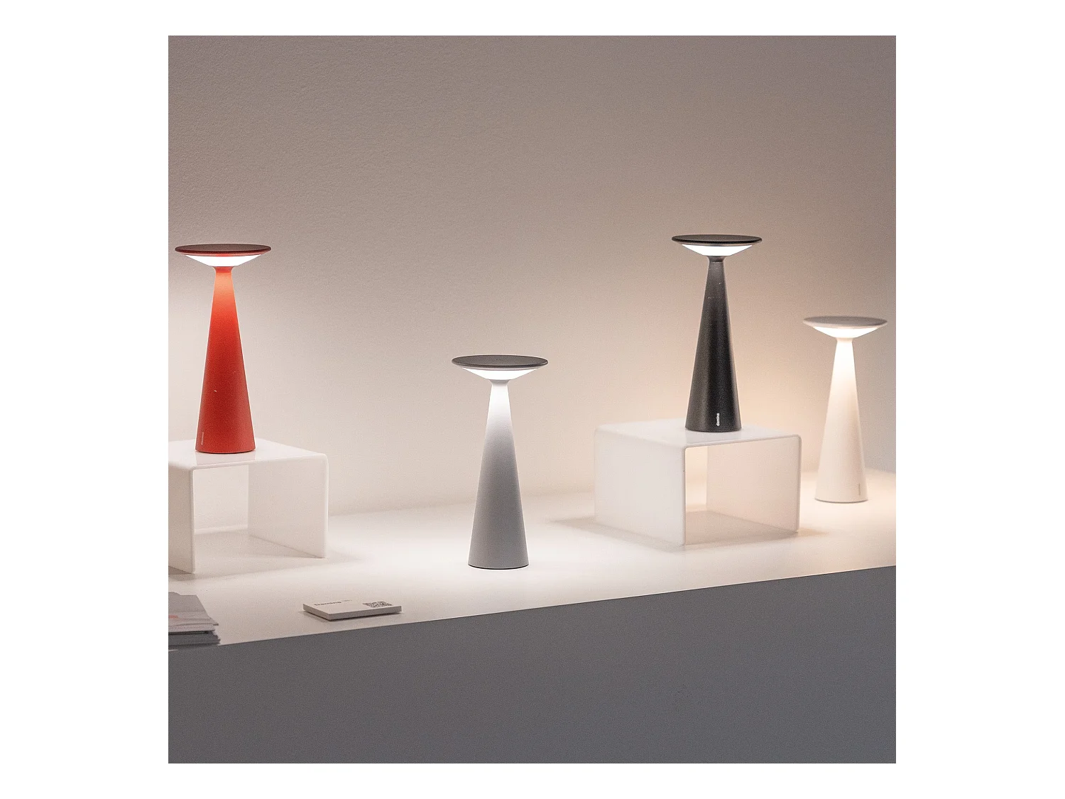 Zafferano Damina - Luminária de mesa LED recarregável, regulador de intensidade por toque, bateria de 8 horas, IP65 - Sem fio, alumínio preto