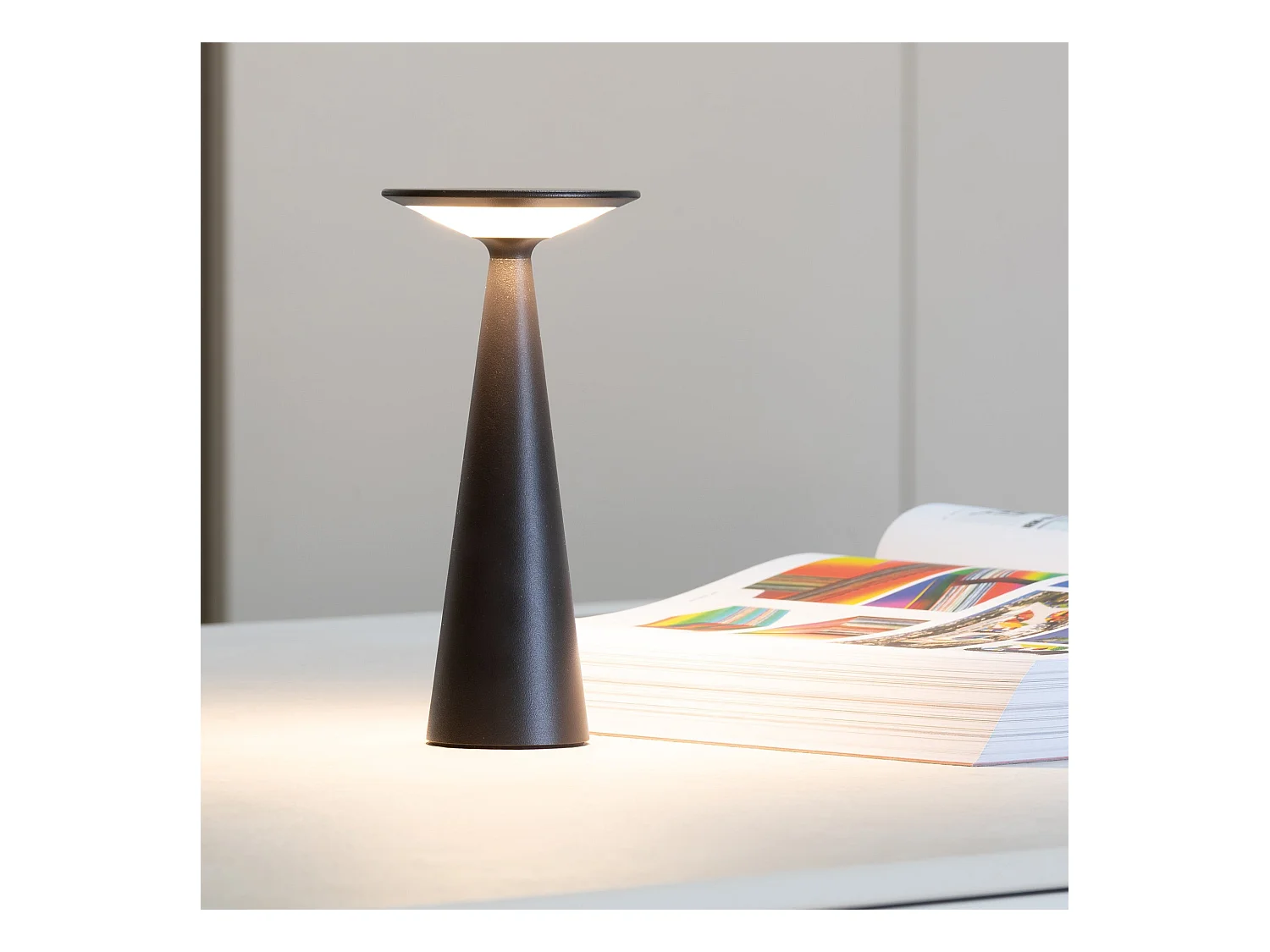Zafferano Damina - Lampe de table LED rechargeable, variateur tactile, autonomie 8 h, IP65 - Sans fil, finition aluminium noir