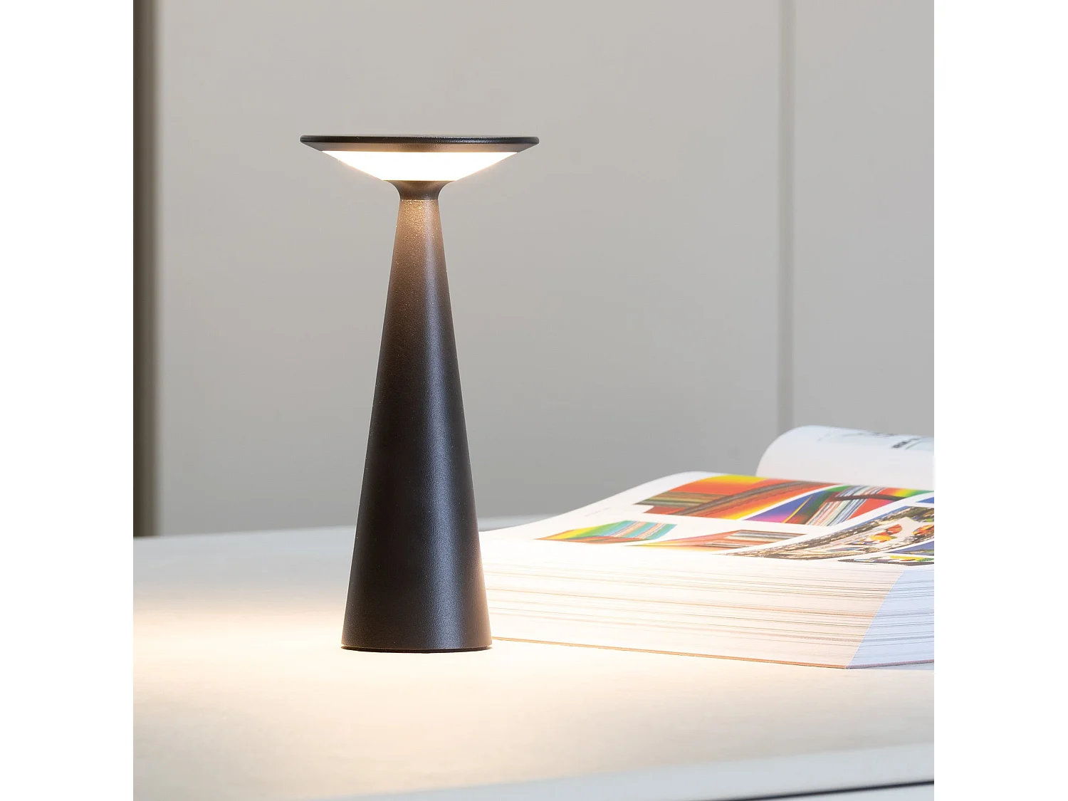 Zafferano Damina - Lampe de table LED rechargeable, variateur tactile, autonomie 8 h, IP65 - Sans fil, finition aluminium noir