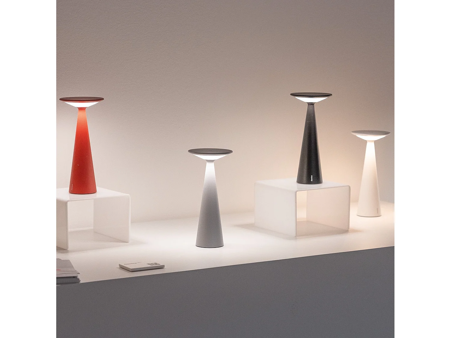 Zafferano Damina - Lampe de table LED rechargeable, variateur tactile, autonomie 8 h, IP65 - Sans fil, finition aluminium blanc