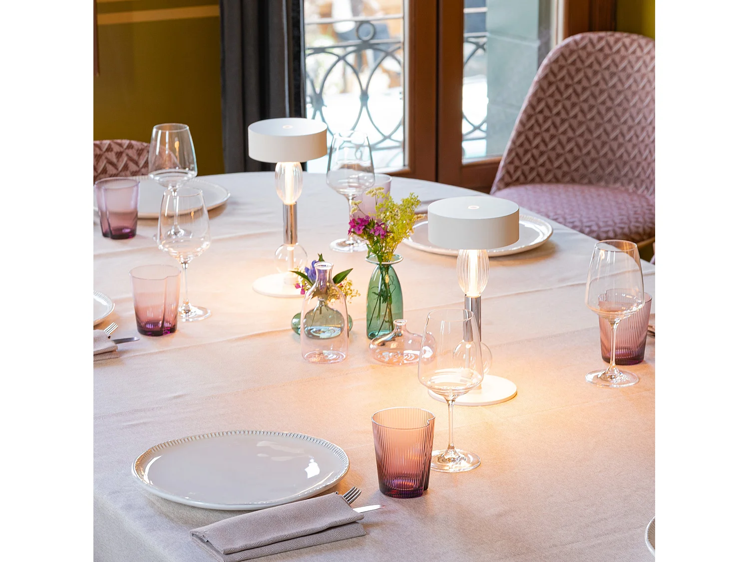 Zafferano Royal Family Wi-Fi - Lampada da Tavolo Led Ricaricabile Smart, Dimmer Touch, 36h Autonomia - Alluminio Bianco e Vetro Soffiato