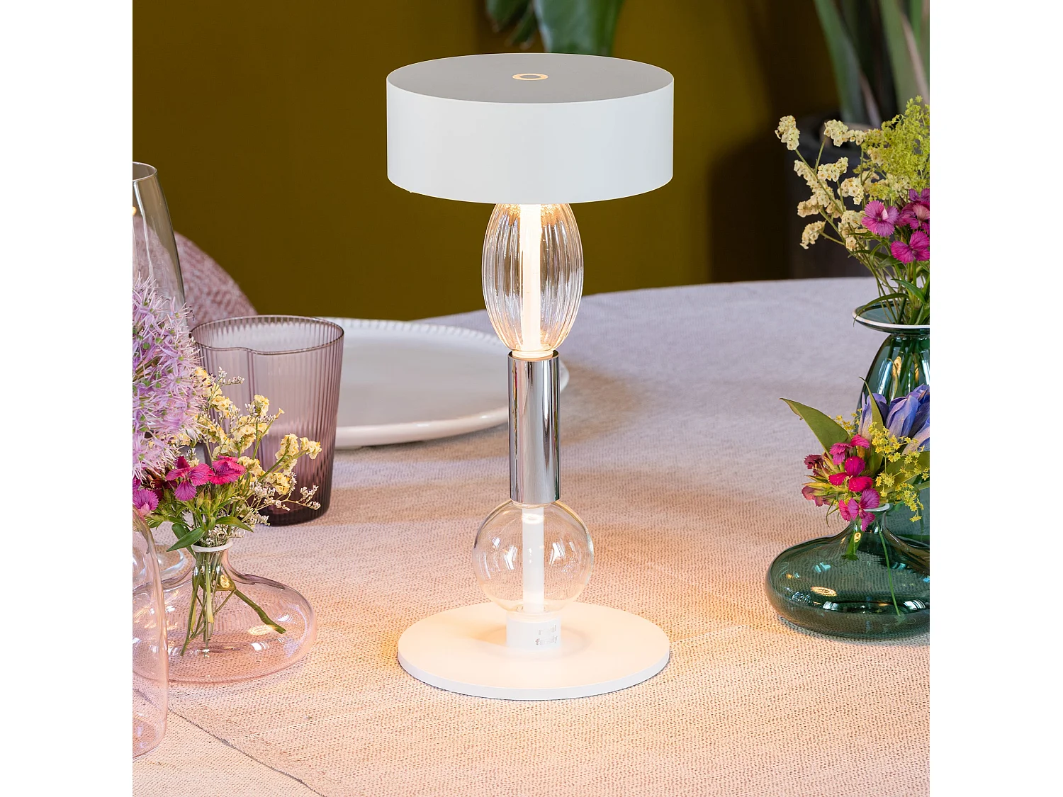 Zafferano Royal Family Wi-Fi - Lampada da Tavolo Led Ricaricabile Smart, Dimmer Touch, 36h Autonomia - Alluminio Bianco e Vetro Soffiato
