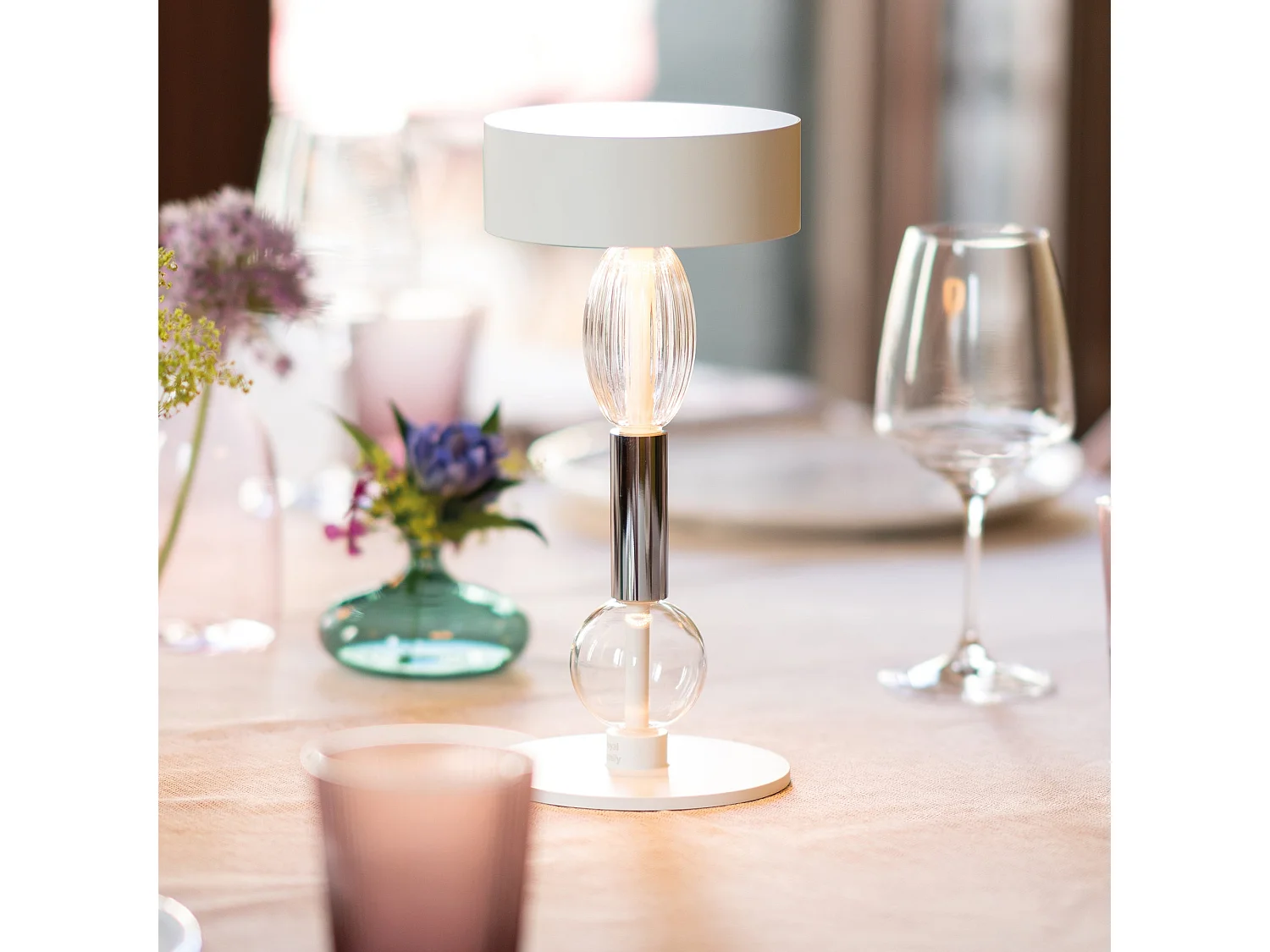 Zafferano Royal Family Wi-Fi - Lampada da Tavolo Led Ricaricabile Smart, Dimmer Touch, 36h Autonomia - Alluminio Bianco e Vetro Soffiato