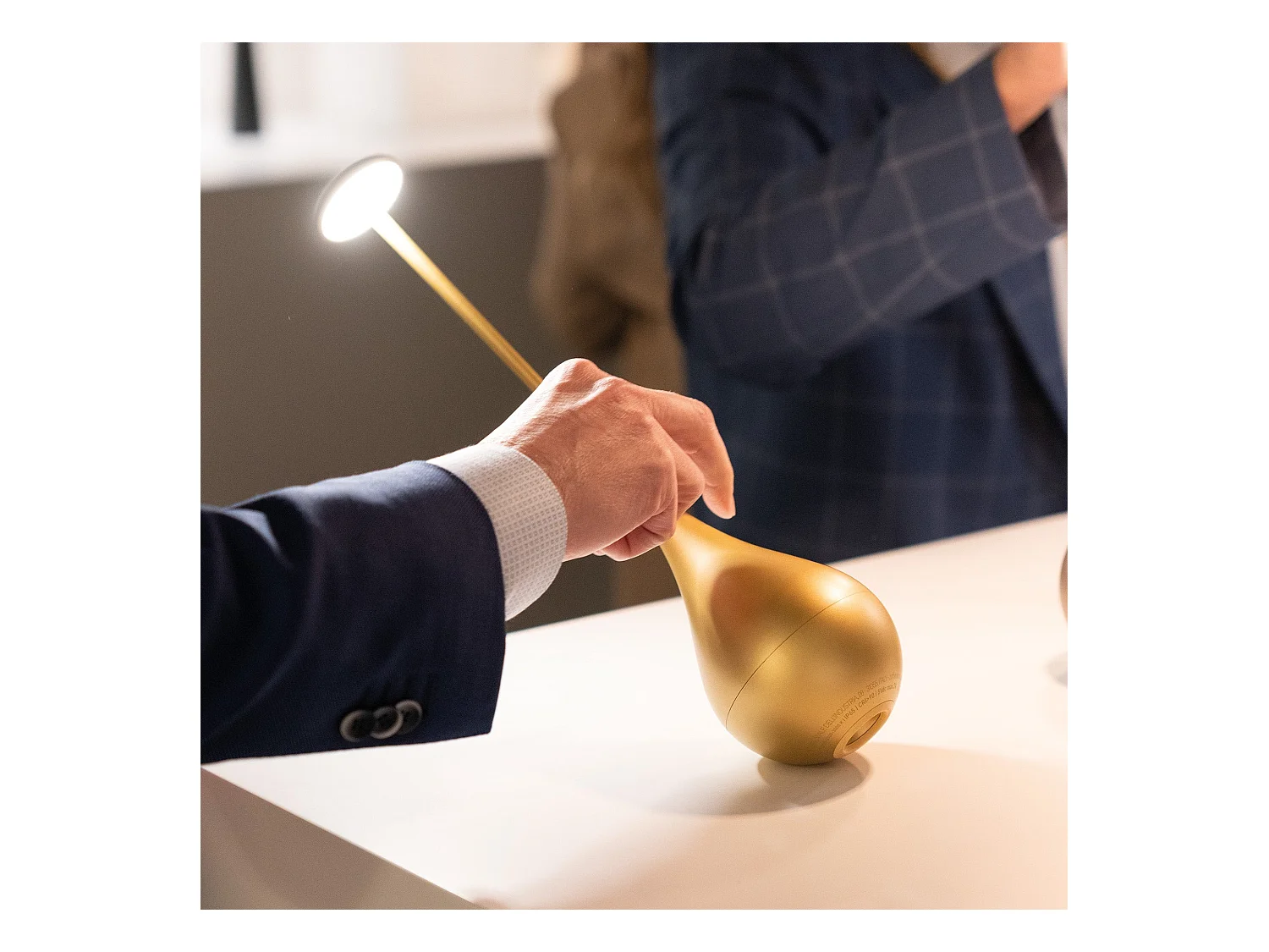 Zafferano Dondolina - Wiederaufladbare LED-Tischleuchte IP65, kabellos, Touch-Dimmer - italienisches Design, Farbe Gold