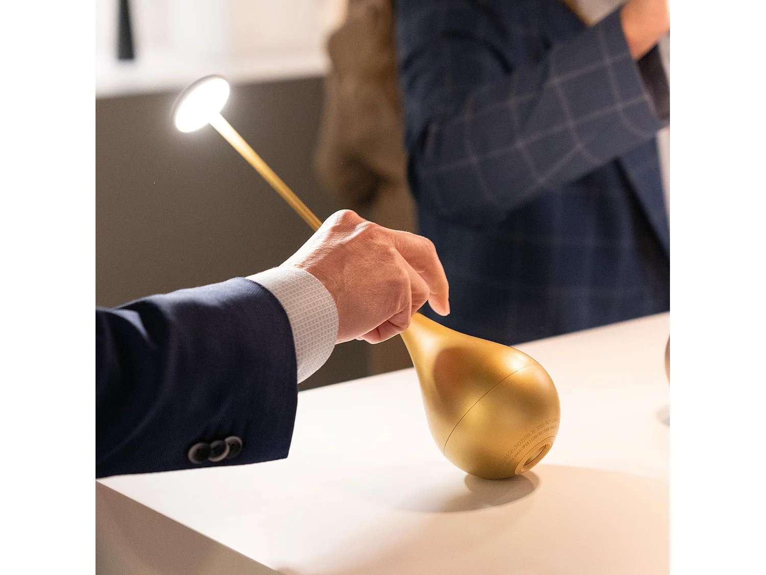 Zafferano Dondolina - Lampe de table LED rechargeable IP65, sans fil, variateur tactile - Design italien, couleur or