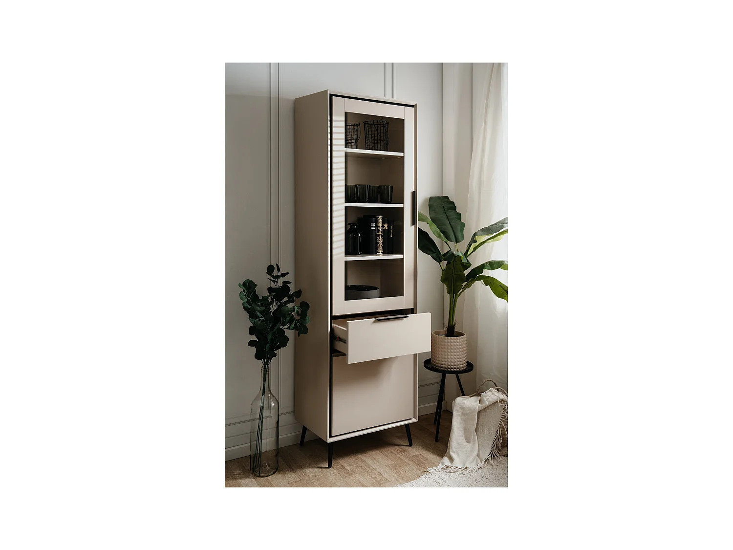 Hoog dressoir met 1 glazen deur, 1 deur en 1 lade, cappuccino en zwart, 60 cm – ARONA