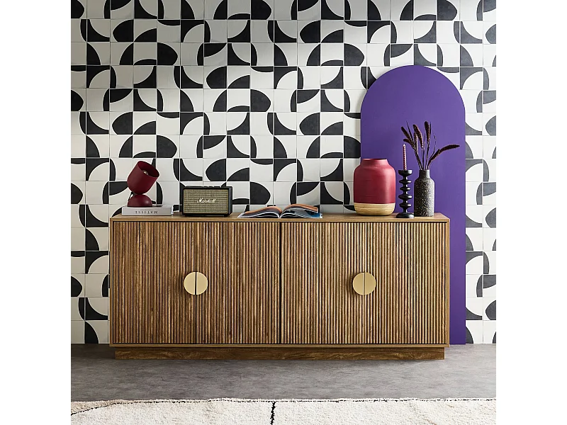 Buffet exotique 4 portes. décor bois de manguier rainuré. buffet bas. poignées en métal doré. L 180 x P 40 x H 75cm