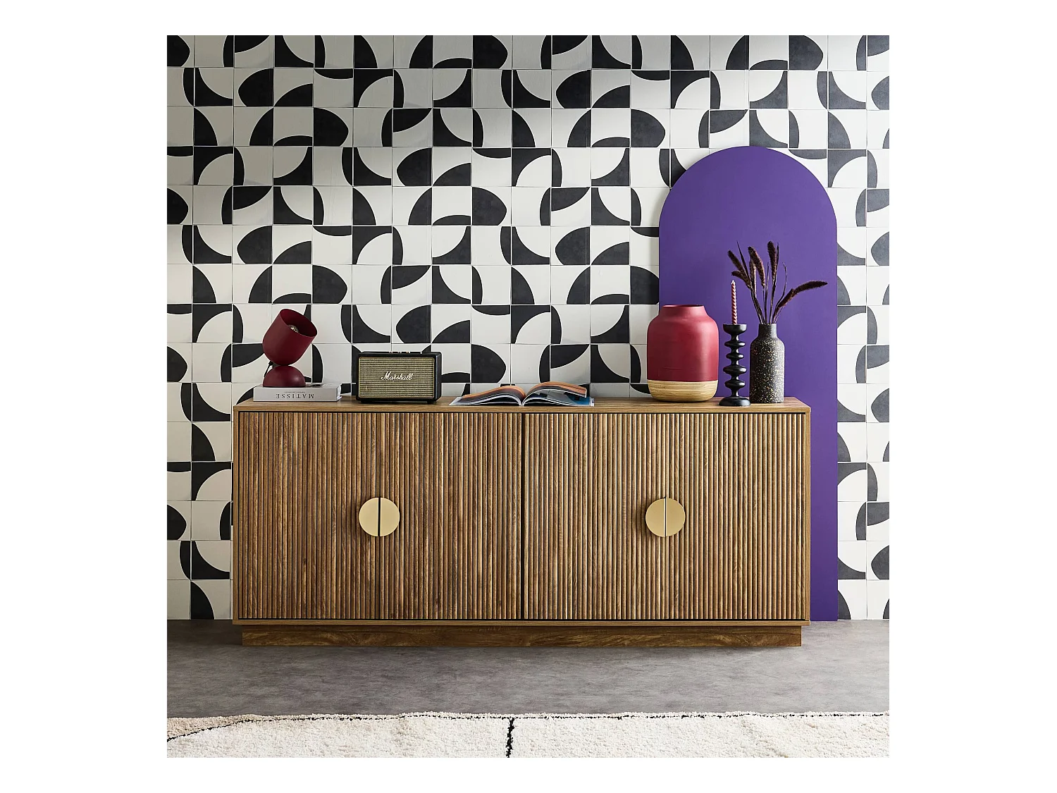 Buffet exotique 4 portes. effet bois de manguier rainuré. buffet bas. poignées en métal doré. L 180 x P 40 x H 75cm