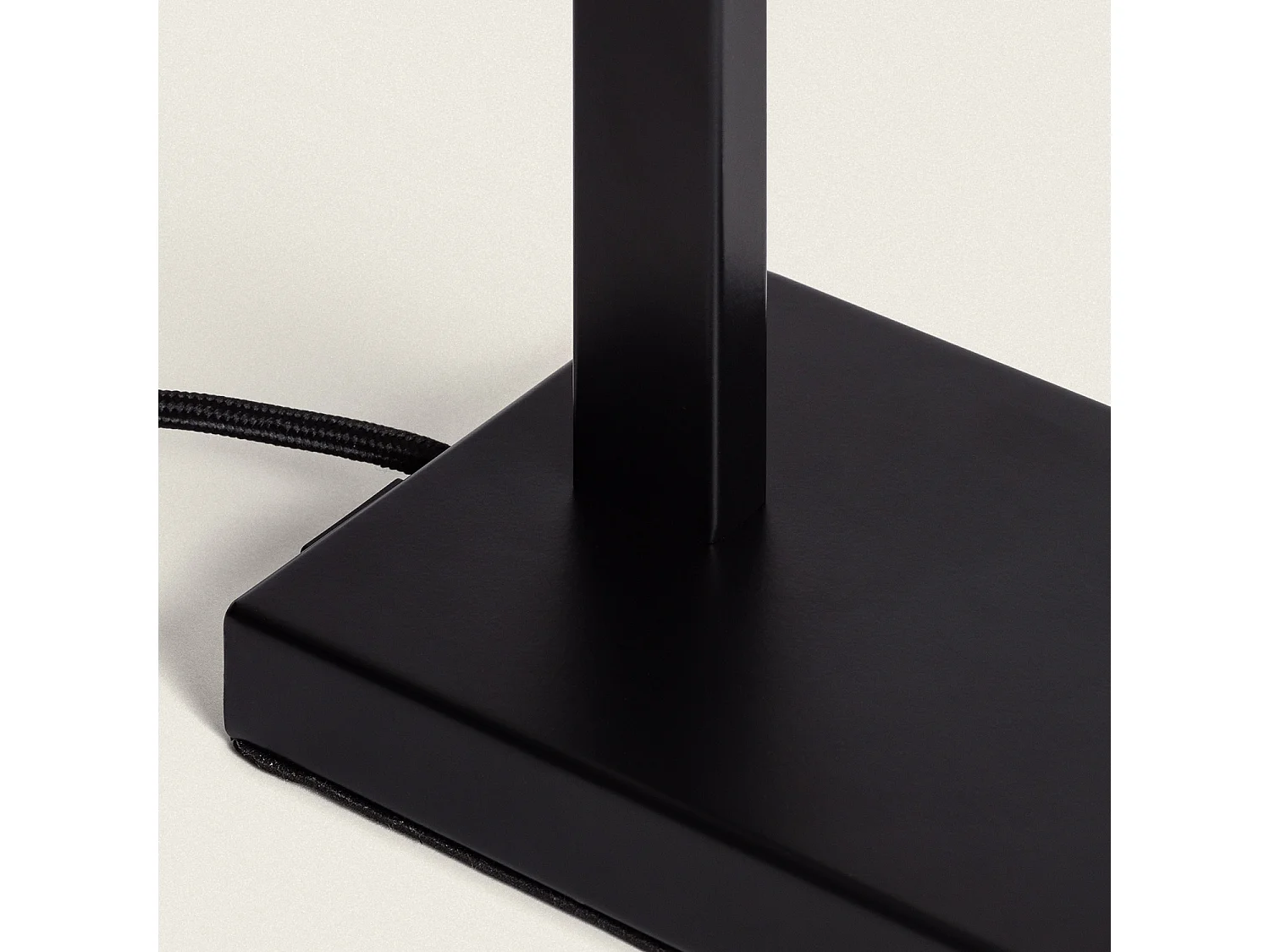 Lampe à Poser Métal et Tissu avec Port USB et Interrupteur Tactile Malena Noir