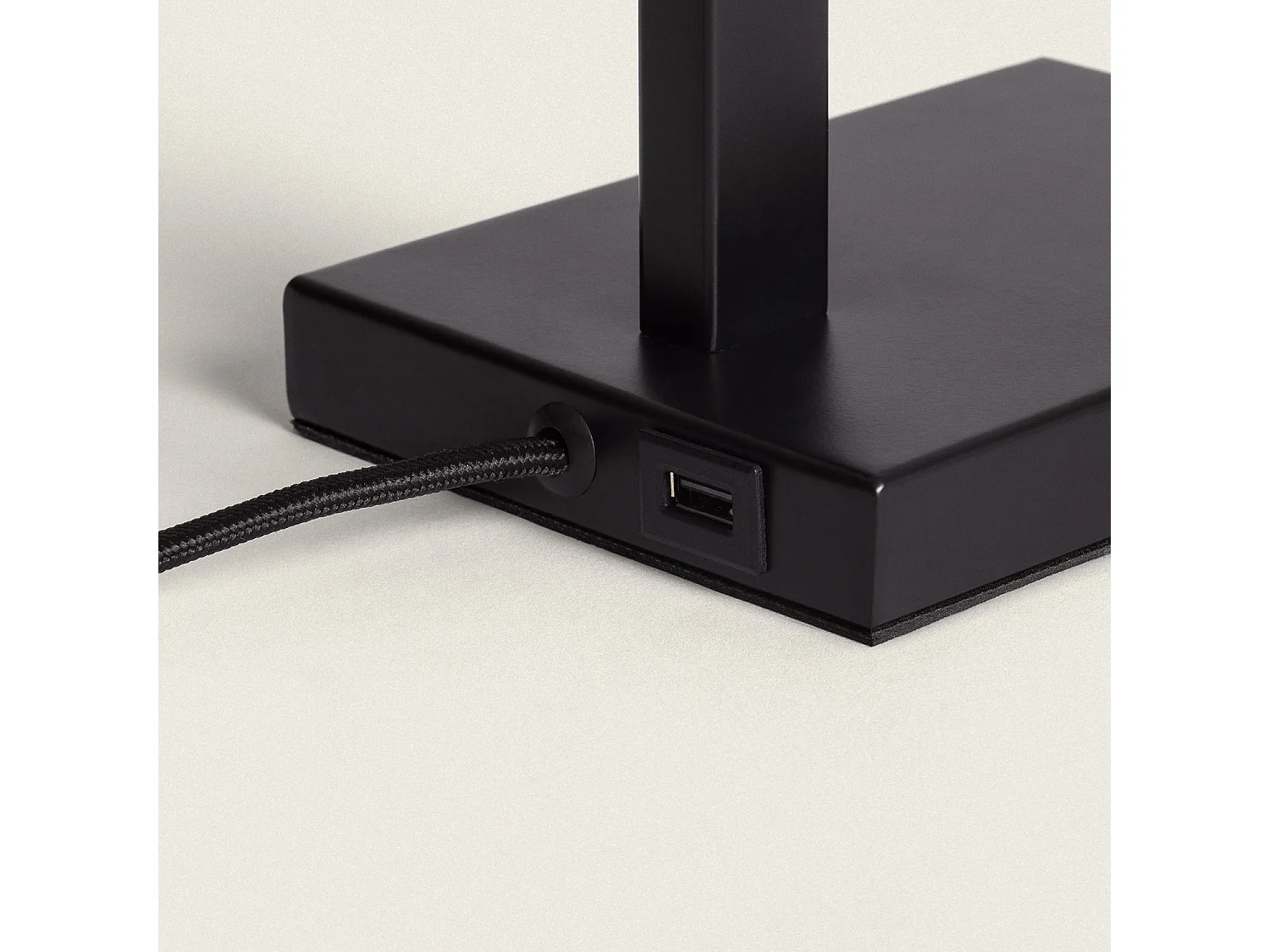 Lampe à Poser Métal et Tissu avec Port USB et Interrupteur Tactile Malena Noir