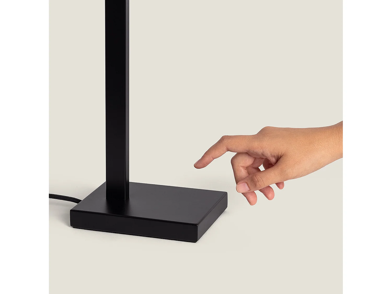 Lampe à Poser Métal et Tissu avec Port USB et Interrupteur Tactile Malena Noir