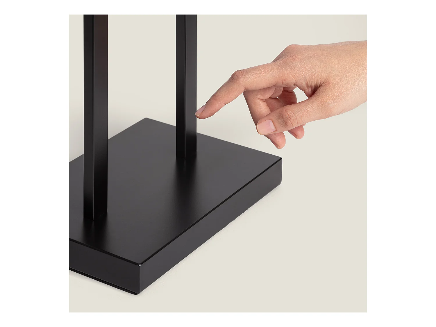 Lámpara de Mesa Metal con Puerto USB e Interruptor Táctil Tianna Negro