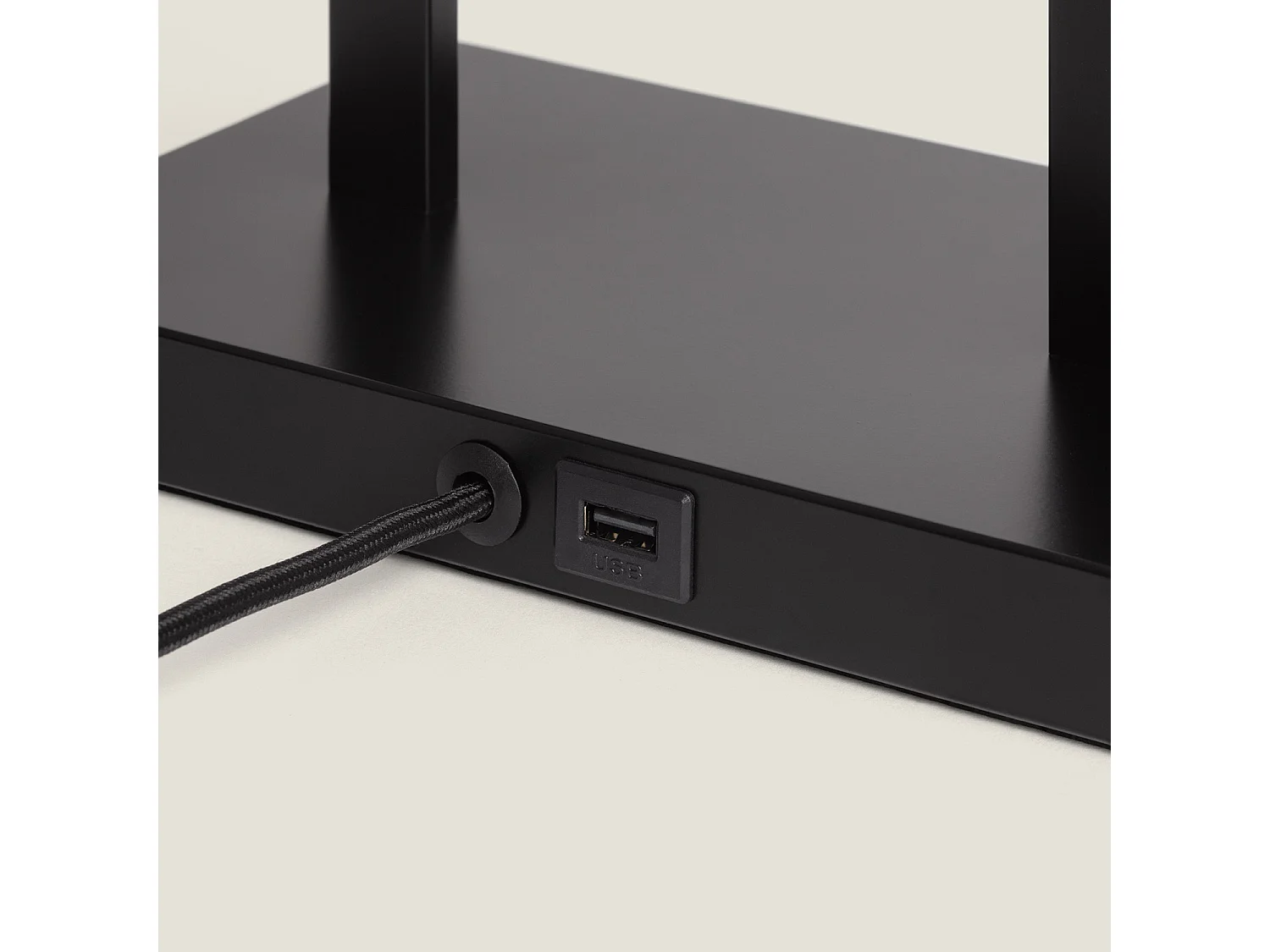 Lampe à Poser Métal avec Port USB et Interrupteur Tactile Tianna Noir