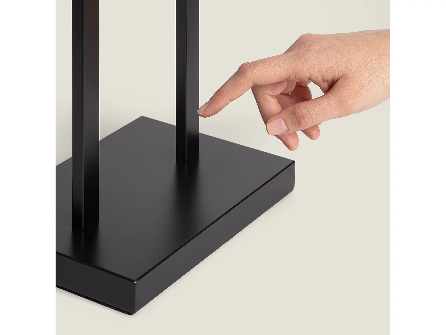 Lampe à Poser Métal avec Port USB et Interrupteur Tactile Tianna Noir