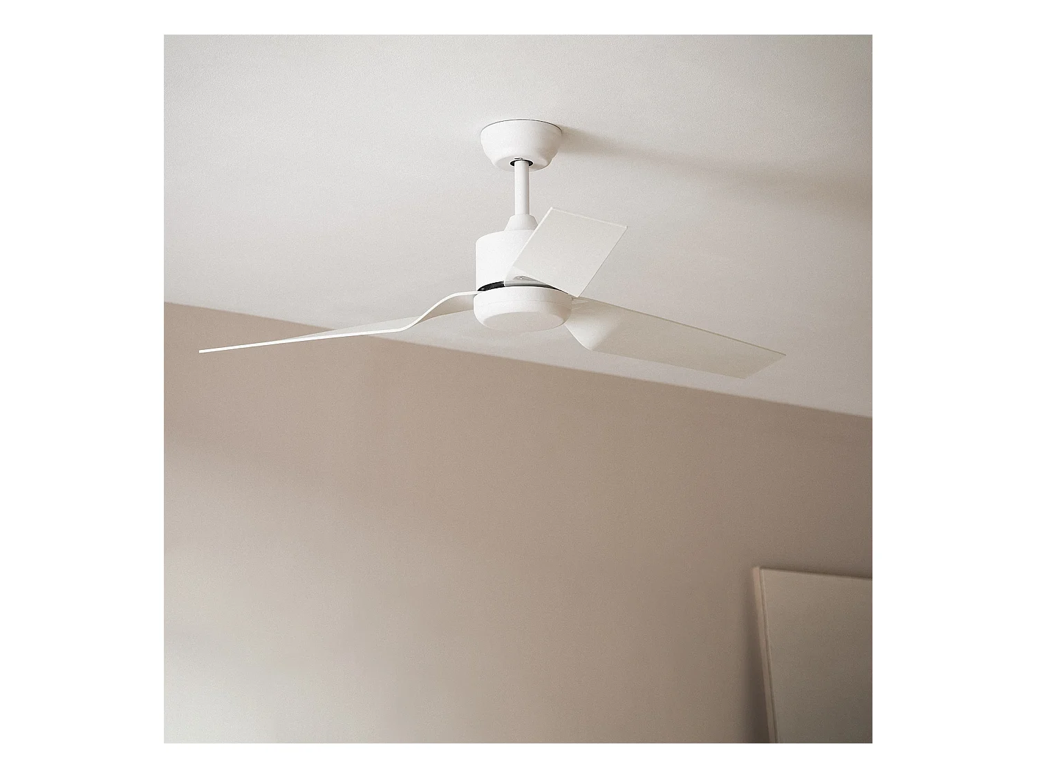 Ventilateur de plafond Silencieux Minimal Blanc 132cm Moteur DC Blanc CCT Avec lumière, Télécommande, Wifi: False
