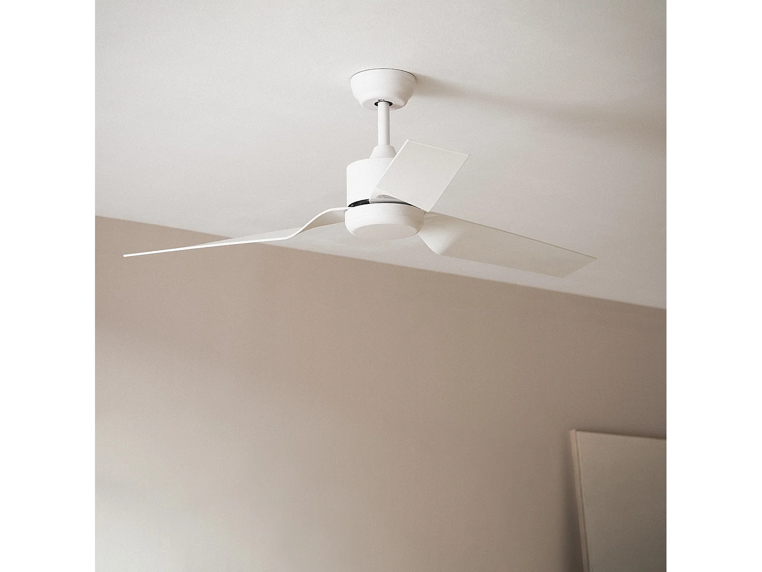 Ventilateur de plafond Silencieux Minimal Blanc 132cm Moteur DC Blanc CCT Avec lumière, Télécommande, Wifi: False