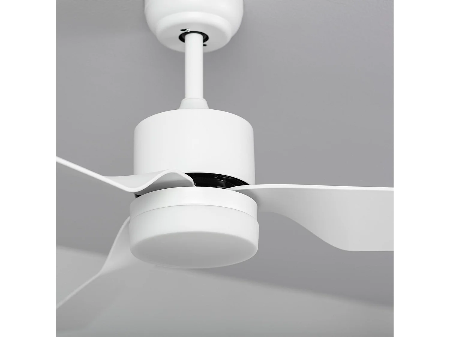 Ventilateur de plafond Silencieux Minimal Blanc 132cm Moteur DC Blanc CCT Avec lumière, Télécommande, Wifi: False