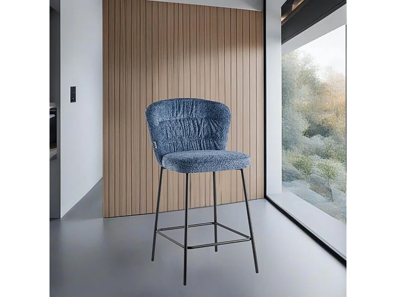 Sgabello Cami in tessuto teddy azzurro polvere: un connubio di design e comfort