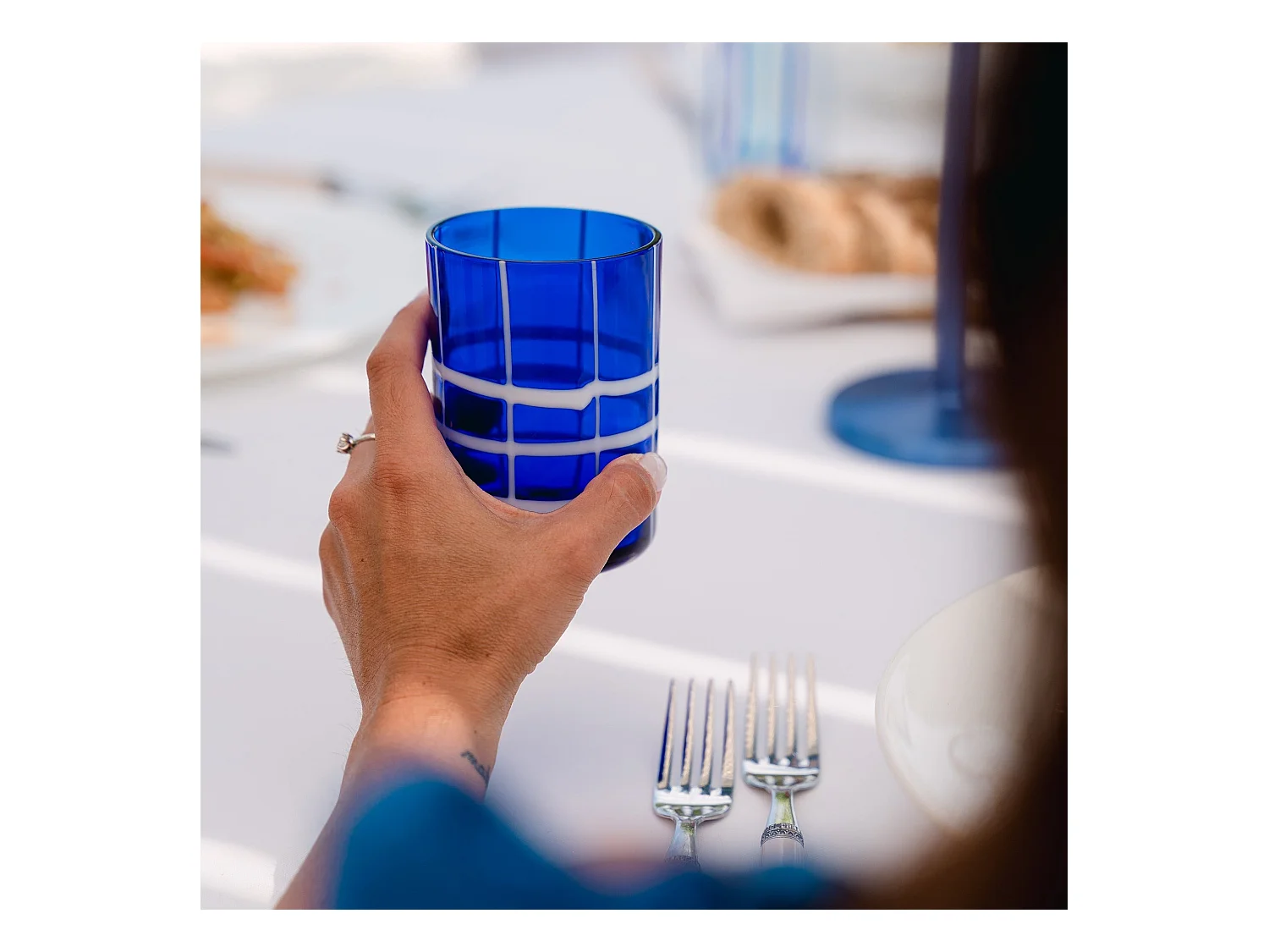 Zafferano Twiddle - Set 6 Bicchieri Blu in Vetro Soffiato, 35 cl - Tumbler Artigianali con Decoro Bianco, Lavabili in Lavastoviglie