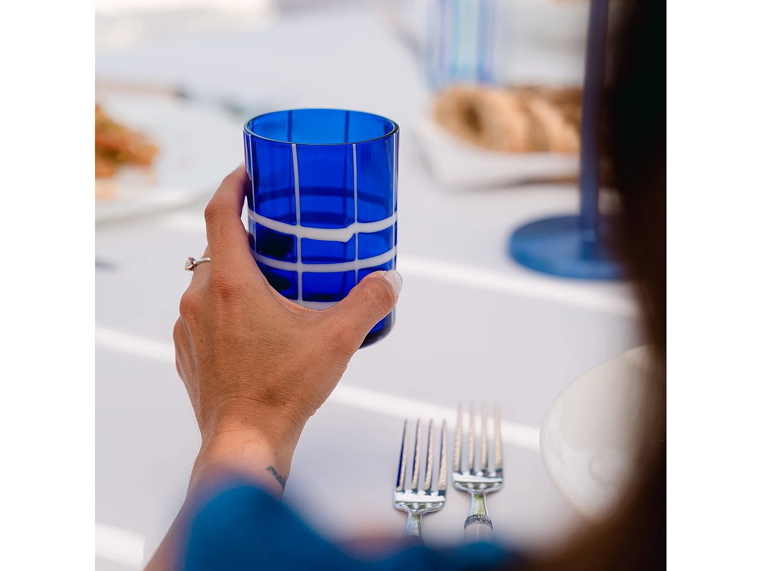Zafferano Twiddle - Lot de 6 verres en verre soufflé bleu, 35 cl - Verres faits main avec décoration blanche, lavables au lave-vaisselle