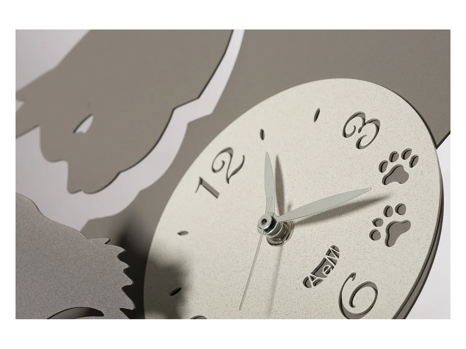 Orologio da parete Mamma Gatta 38x27 cm in ferro nero - Design con gatta e cuccioli - Meccanismo silenzioso a batteria - Made in Italy