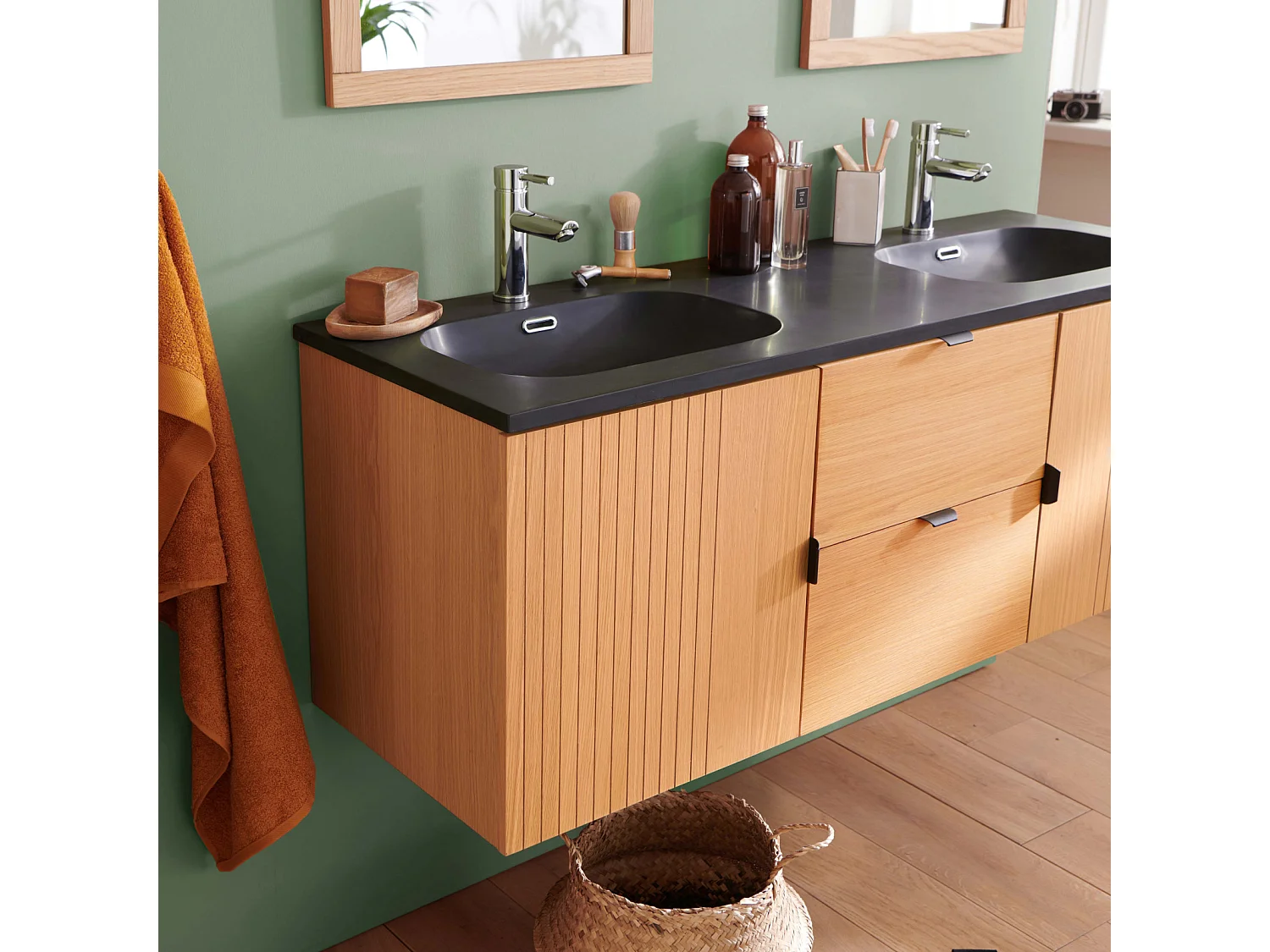 Doppelwaschtisch + Spiegel + STUDIO-Säule