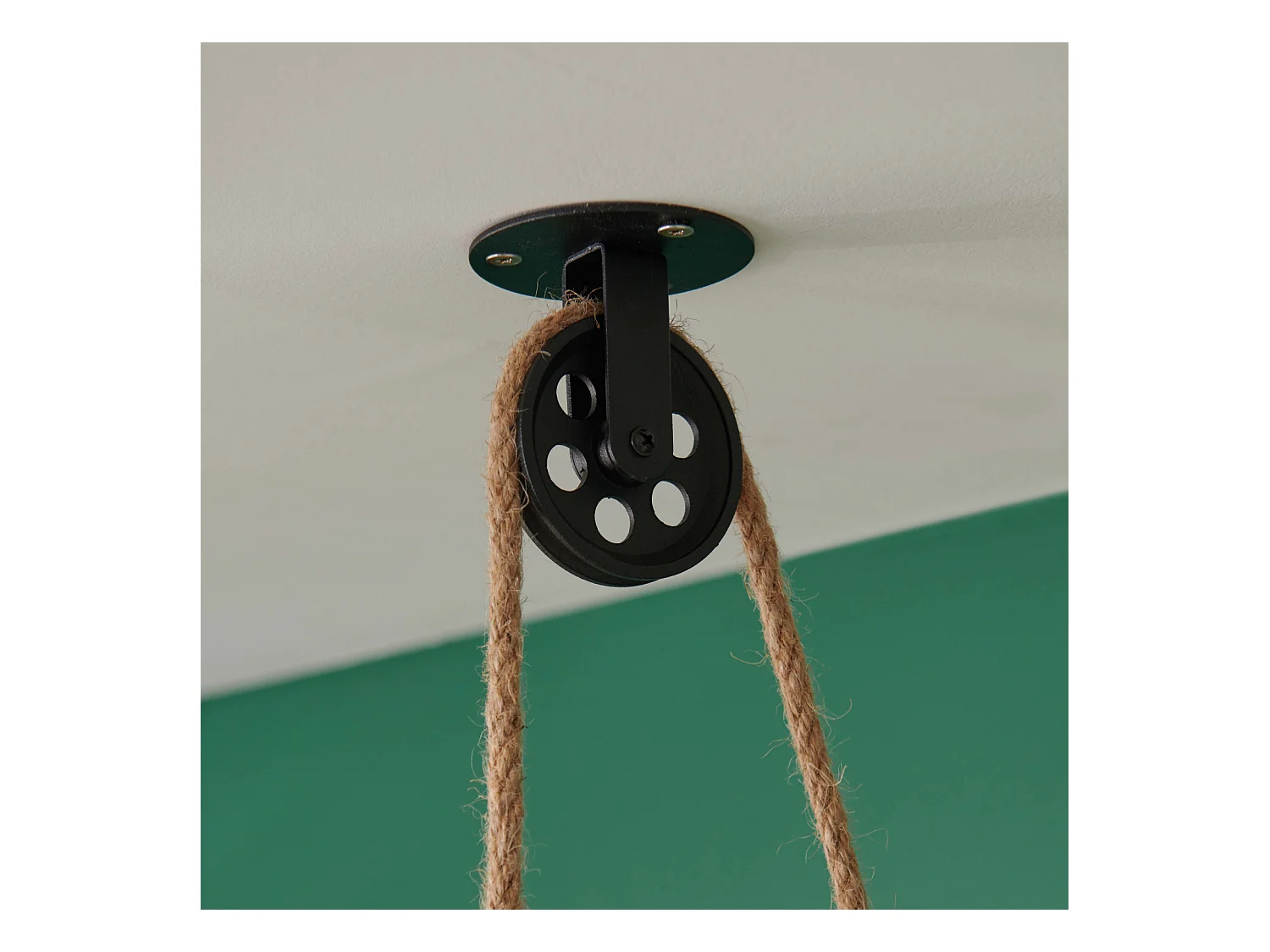 Lano hangkast van metaal en touw