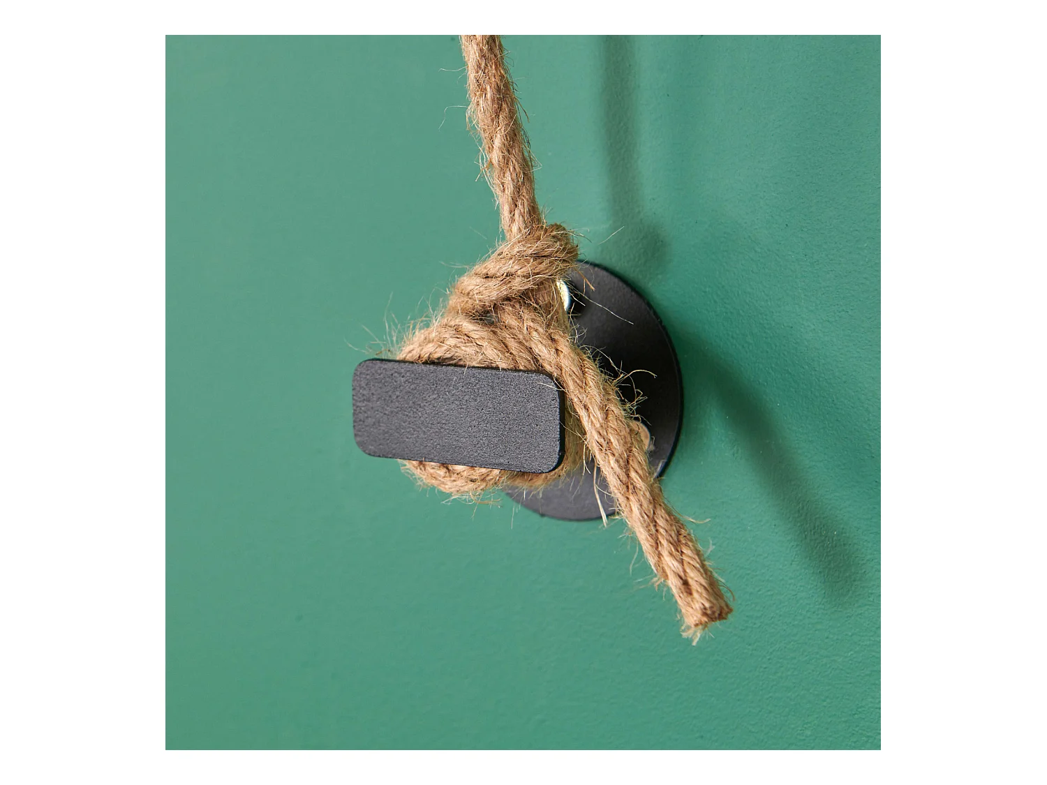 Lano hangkast van metaal en touw