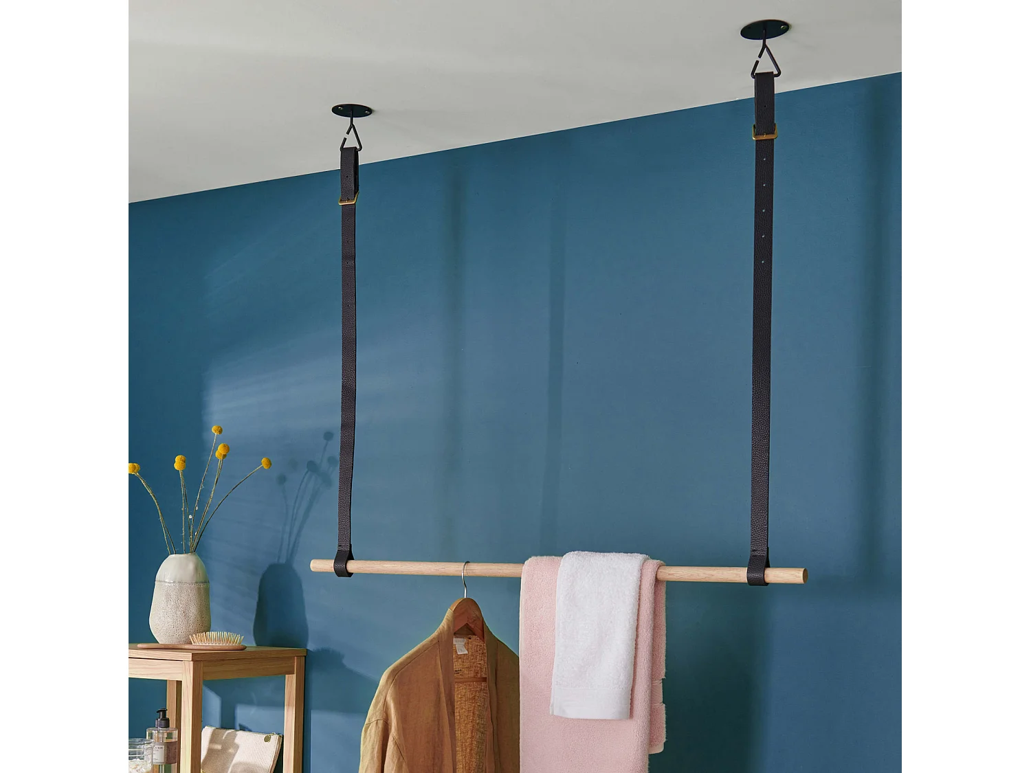 Penderie suspendue bois L100cm noir avec lanières cuir VIKY