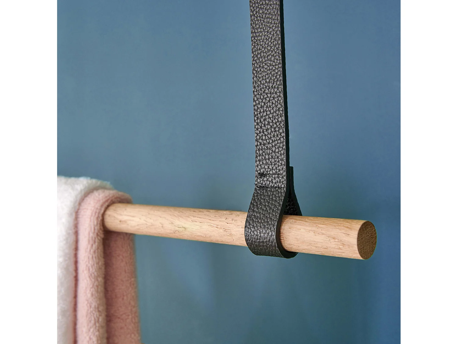 Penderie suspendue bois L100cm noir avec lanières cuir VIKY