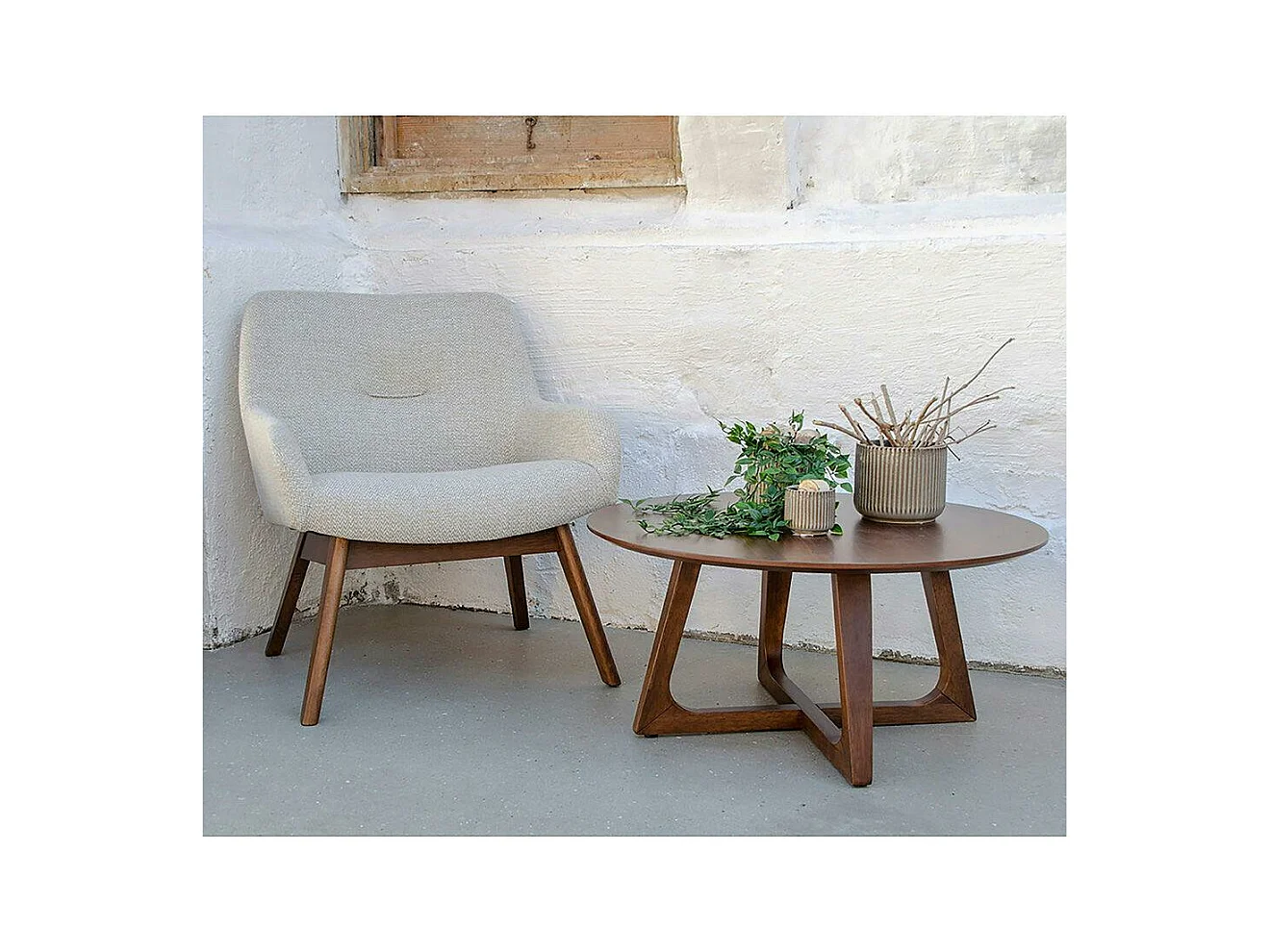 Fauteuil beige sable avec structure en bois de noyer BERLIN
