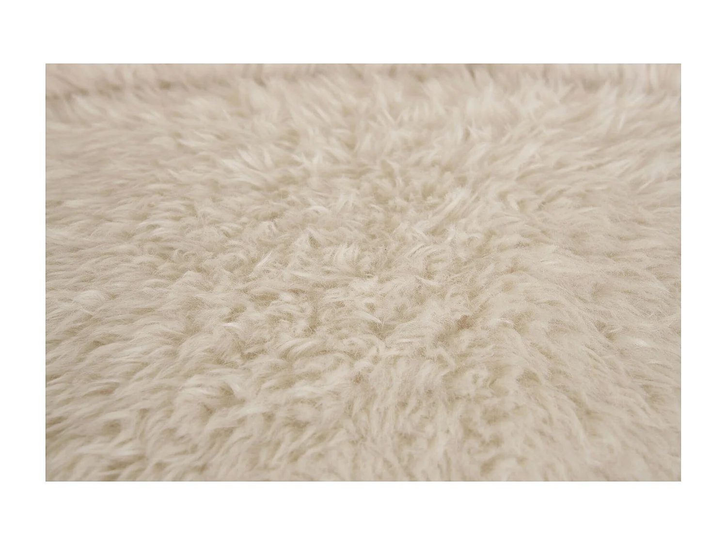 Gros fauteuil en fausse fourrure, couleur blanc cassé BERLIN