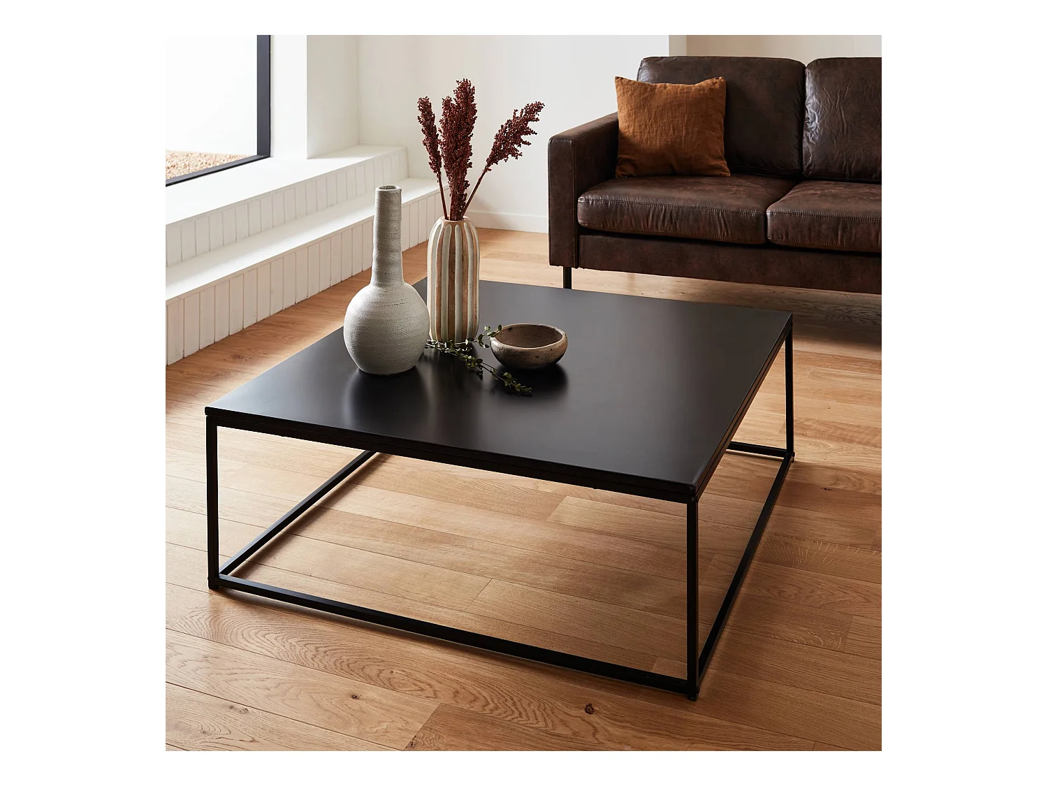 Mesa de centro baja de metal negro