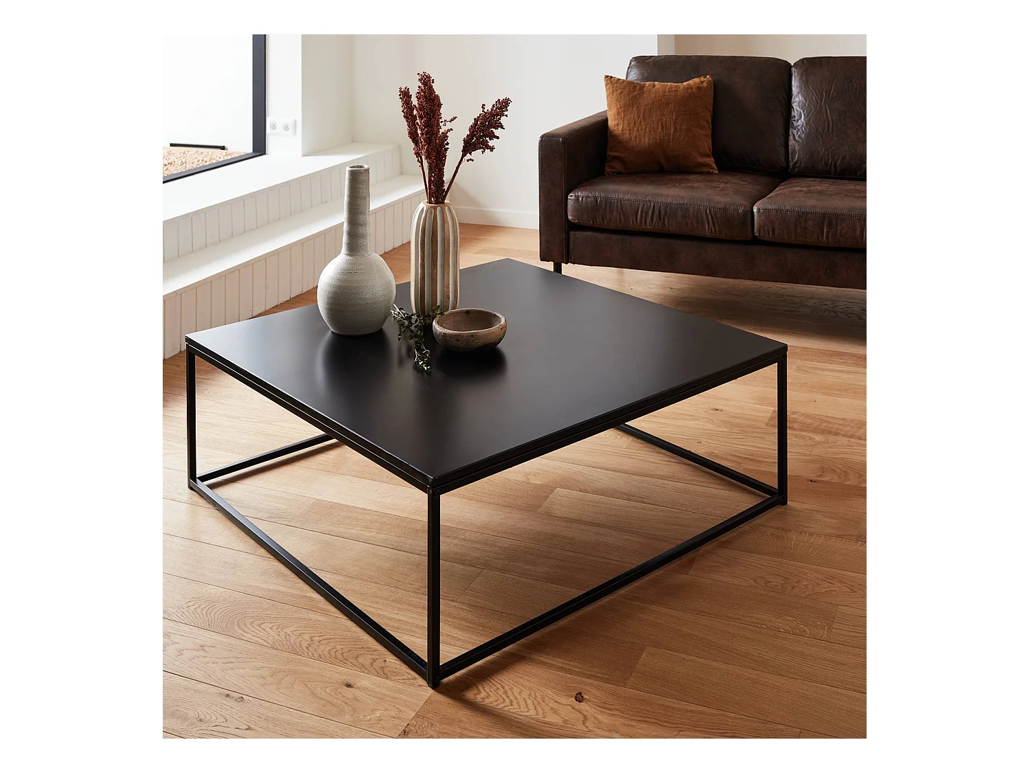 Mesa de centro baja de metal negro