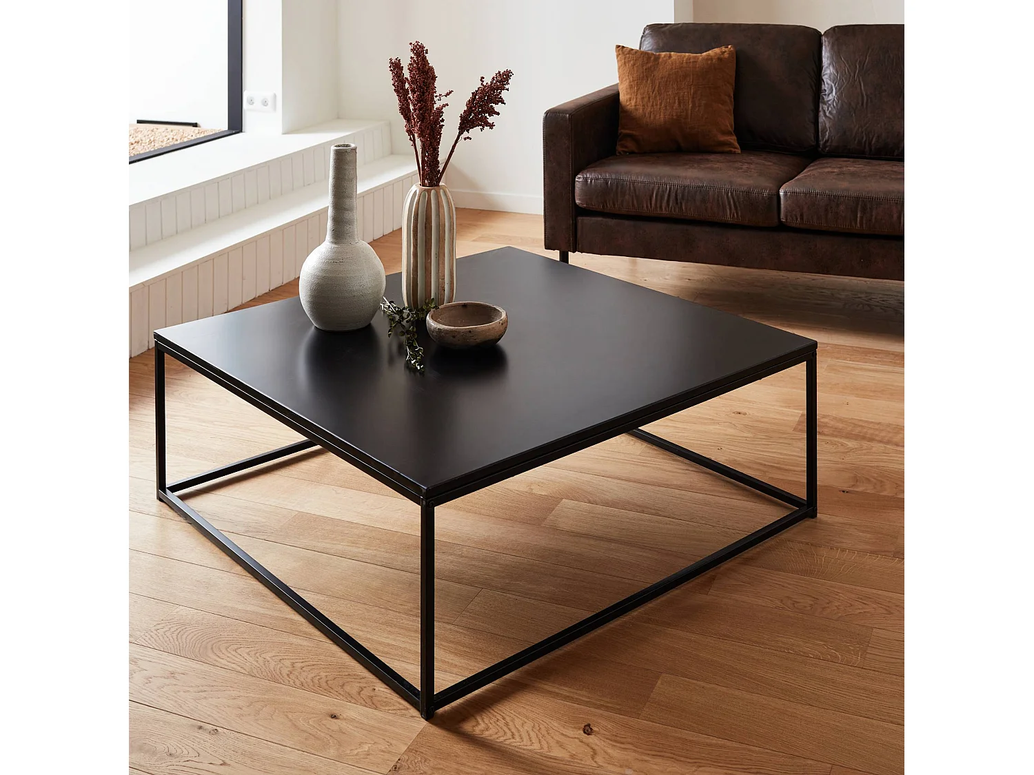 Table basse. Industrielle. structure métal noir. L 100 x l 100 x H 36cm