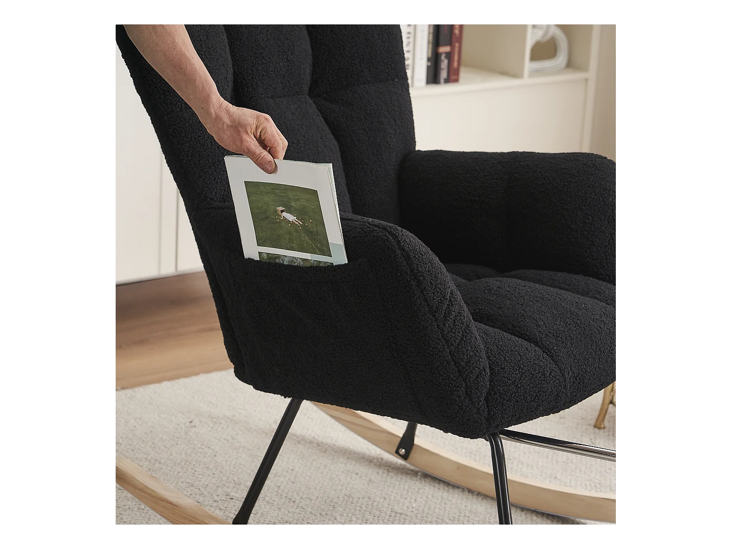 Fauteuil à bascule avec accoudoir et repose-pieds extractible, en tissu teddy noir