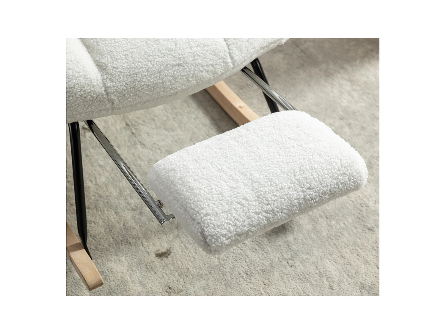 Fauteuil à bascule avec accoudoir et repose-pieds extractible, en tissu teddy blanc