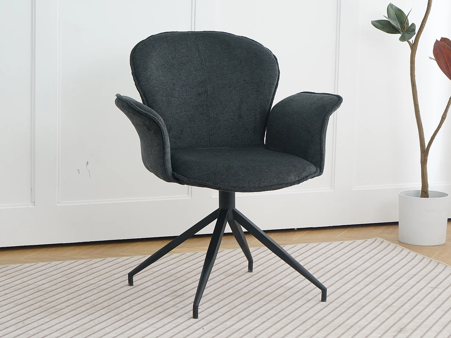 Chaise fauteuil de table Luthor pivotant avec accoudoirs en tissu gris foncé pour salle à manger, pieds en métal noir