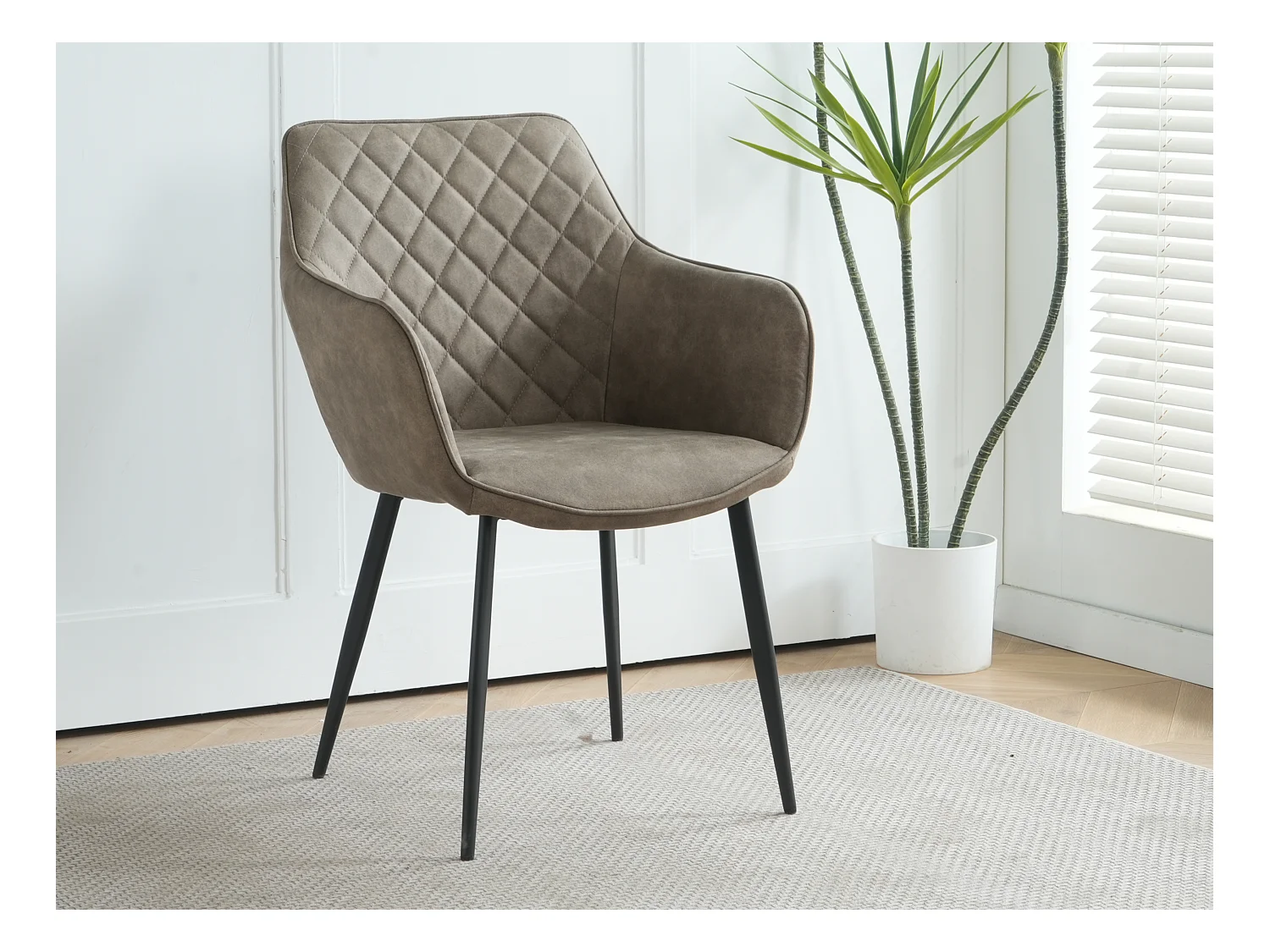 Lot de 2 chaises fauteuils de table avec accoudoirs Rolf taupe en tissu taupe pour salle à manger, pieds en métal noir