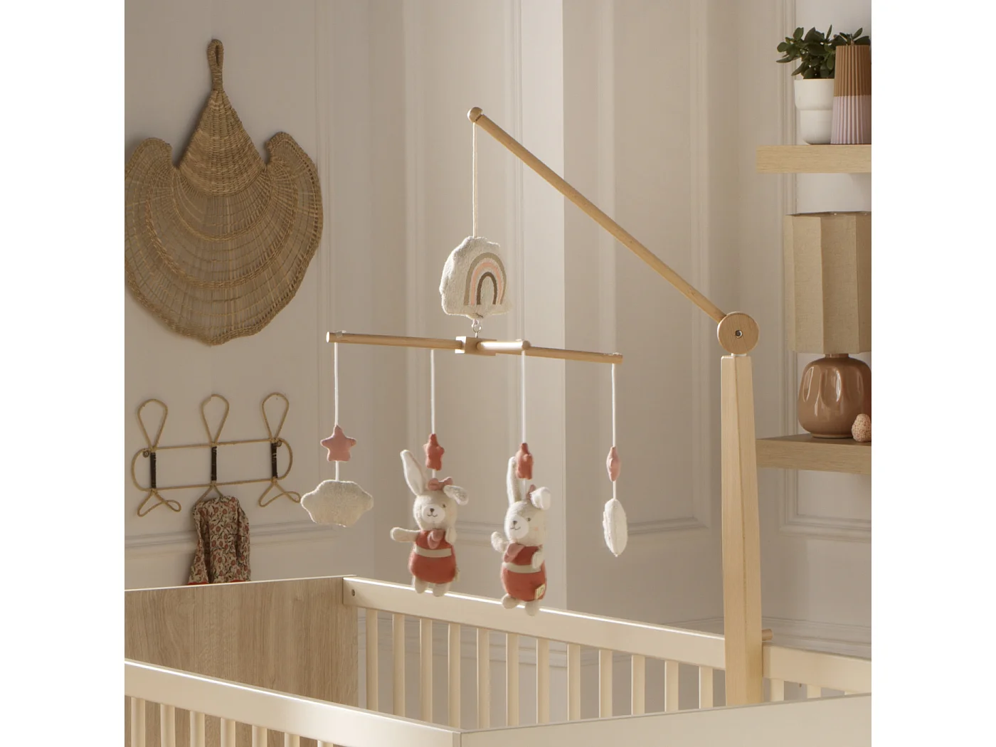 Mobile musical en bois avec jouets en coton PETIT COEUR - Sauthon