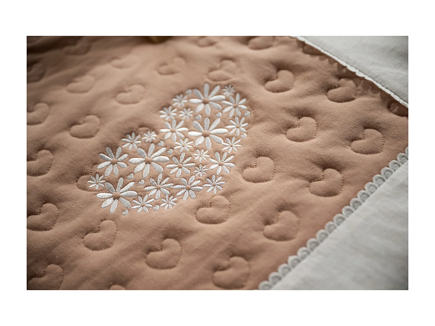 Grand tapis de jeu en coton matelassé PETIT COEUR - Sauthon