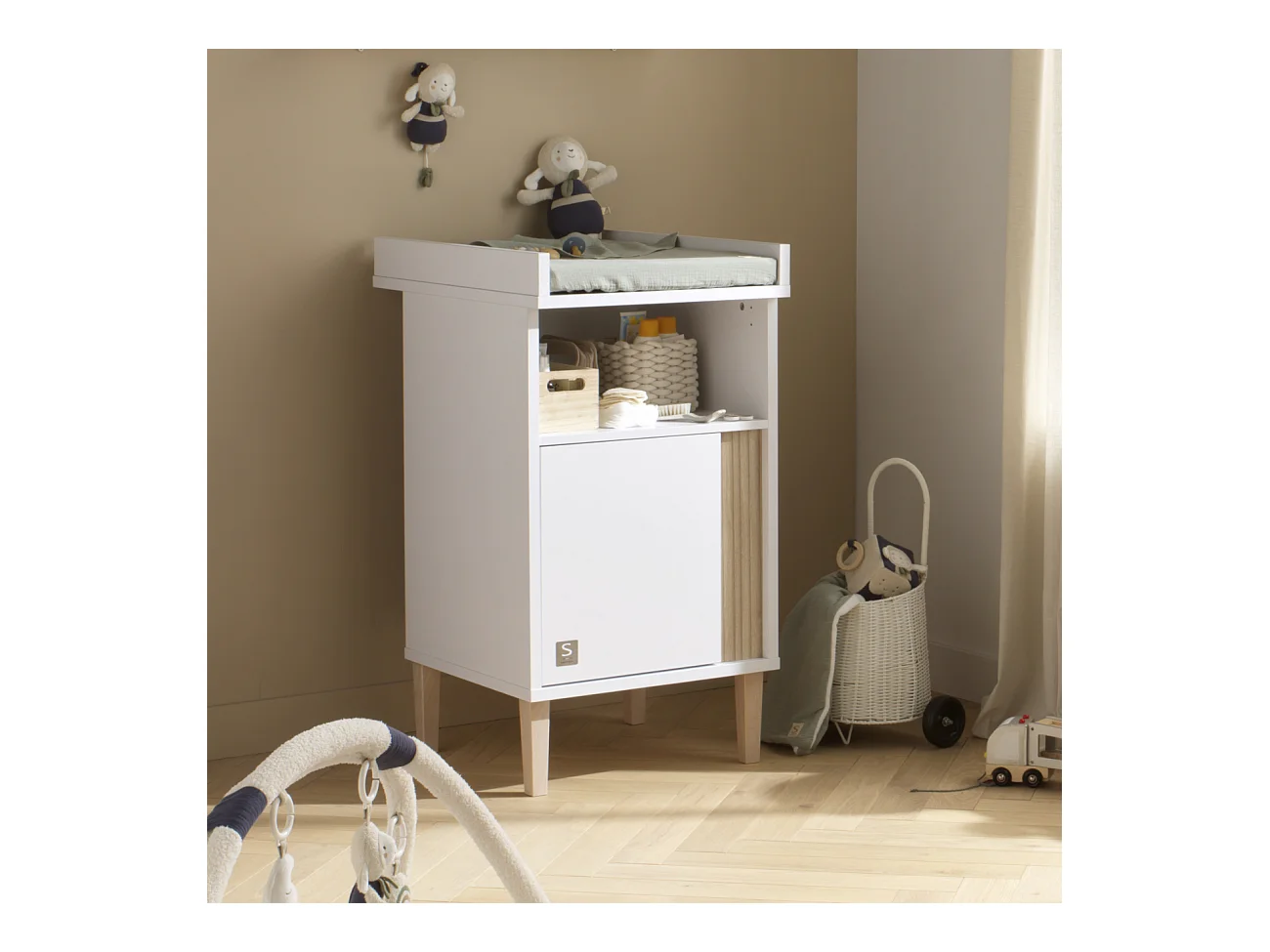 Meuble à langer avec détail imitation bois texturé et pieds bois PALOMA - Sauthon