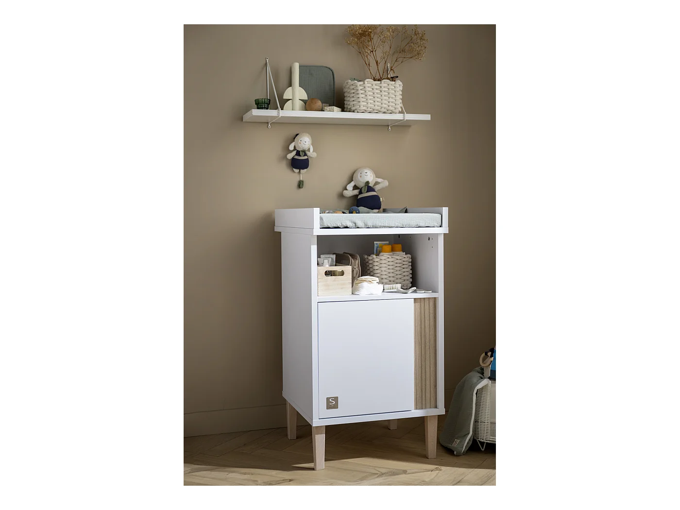 Meuble à langer avec détail imitation bois texturé et pieds bois PALOMA - Sauthon