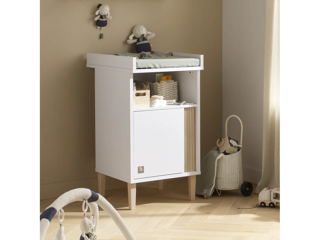 Meuble à langer avec détail imitation bois texturé et pieds bois PALOMA - Sauthon