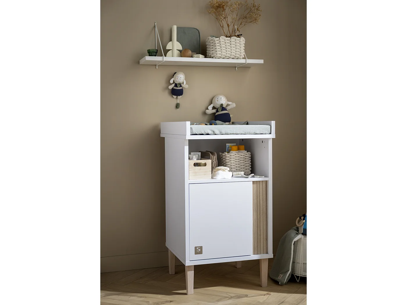 Meuble à langer avec détail imitation bois texturé et pieds bois PALOMA - Sauthon