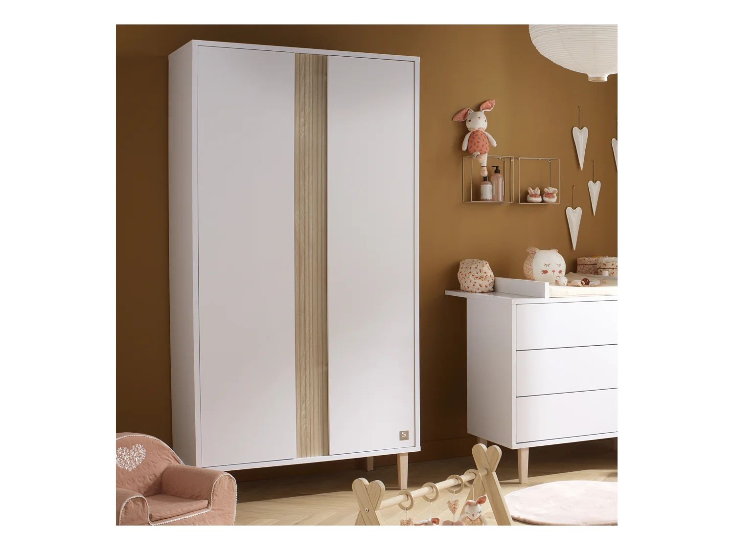 Armoire 2 portes avec détail imitation bois texturé et pieds bois PALOMA - Sauthon